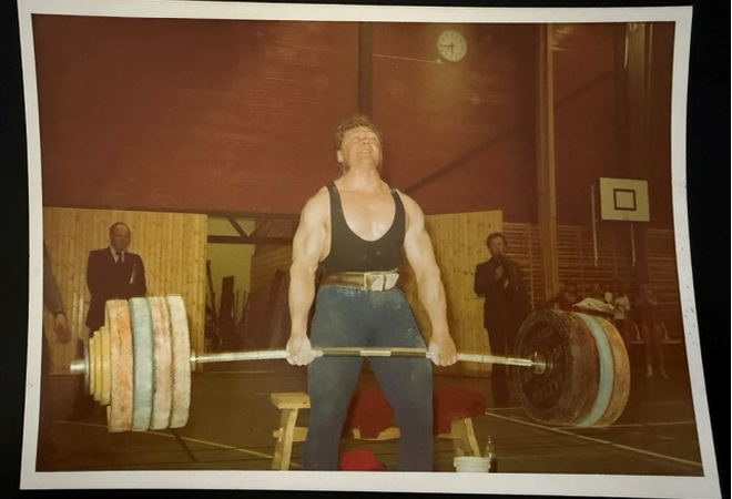 Bildet av Per Kristian Simonsen er fra åpningen av Barduhallen 17. mai 1979